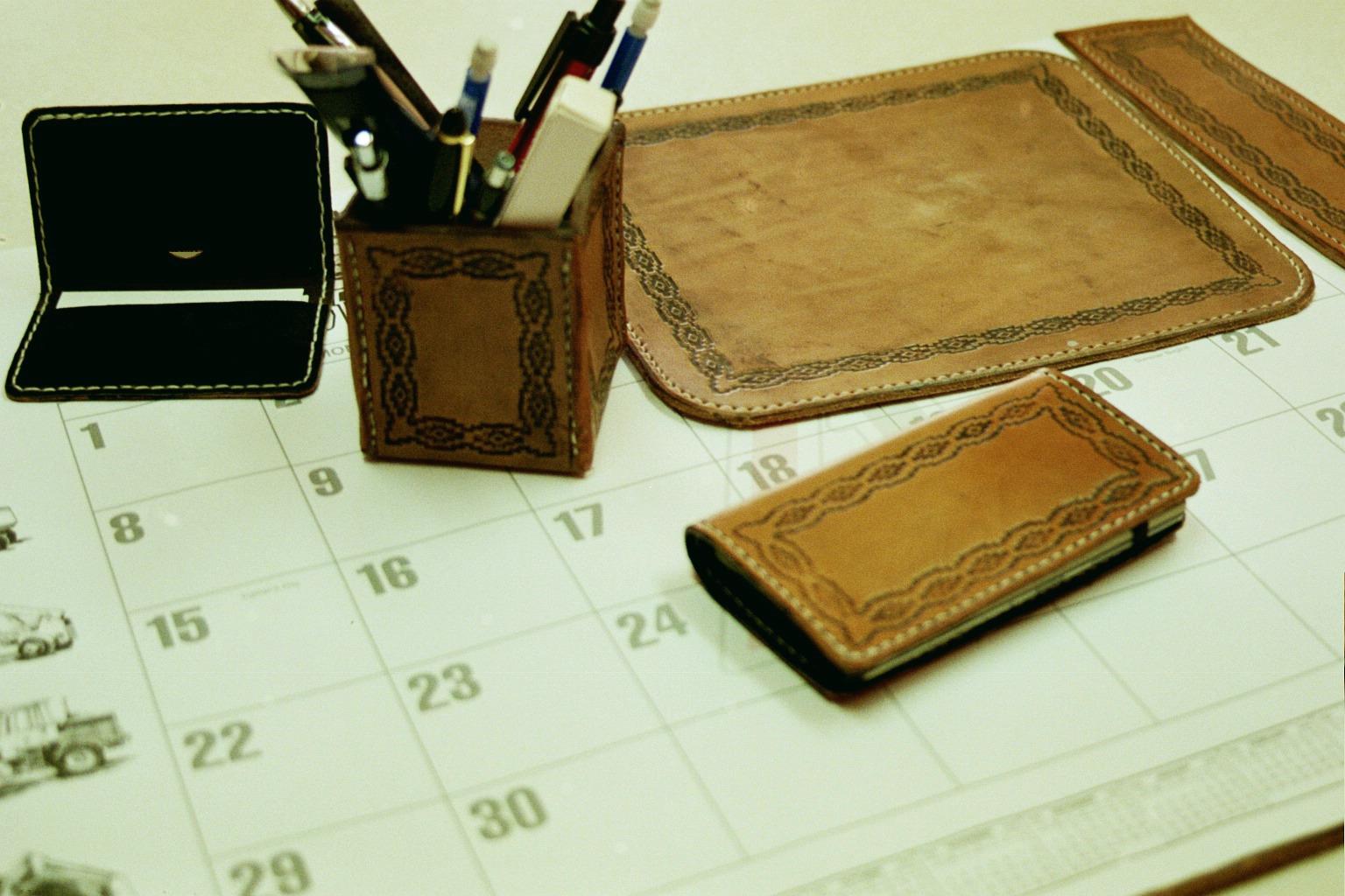 Western Style Furniture Wood With Hand Tooled Leather The Deluxe Western Office Set Includes Basic Plus A Mouse Pad 8 3 4 X10 1 And Pen Pencil Cup Both Sets Can Be Tooled With